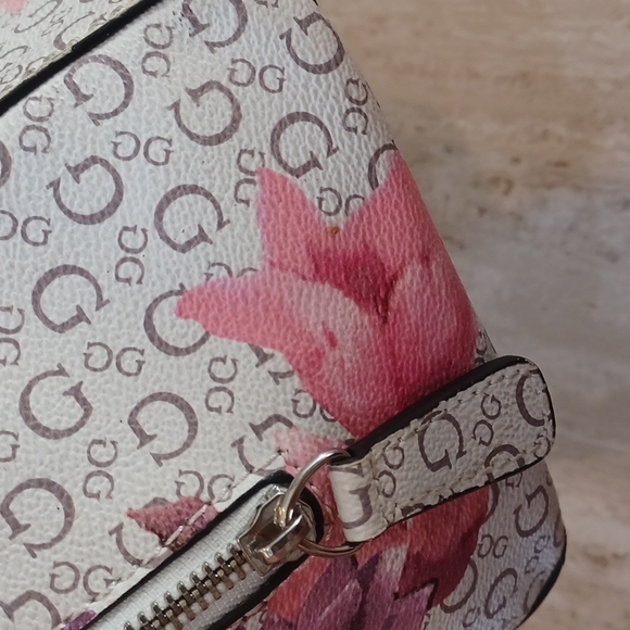 Stunning Guess Signature Floral Hand Bag - Picture 3 of 16